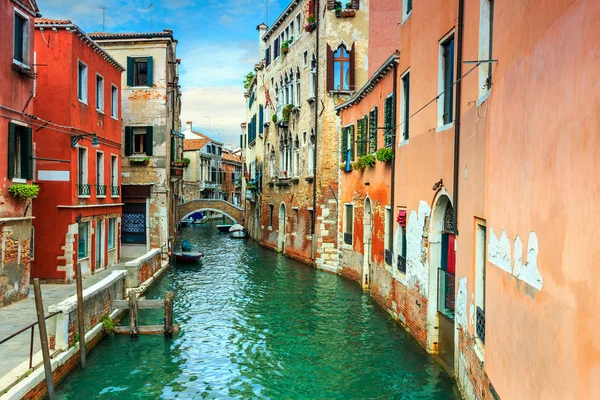 Enger Kanal mit Booten in Venedig, Italien, Europa — Stockfoto