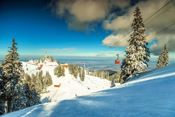 Increíble estación de esquí en los Cárpatos, Poiana Brasov, Rumania, Europa —  Fotos de Stock