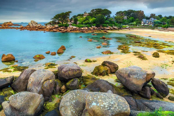 Famosa costa atlántica con piedras de granito, Perros-Guirec, Francia — Foto de Stock