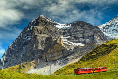 Elektrik turistik tren ve Eiger North face, Bernese Oberland, İsviçre