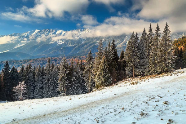 Magiczny zimowy krajobraz i wysokiej snowy góry, Karpaty, Rumunia, Europa — Zdjęcie stockowe