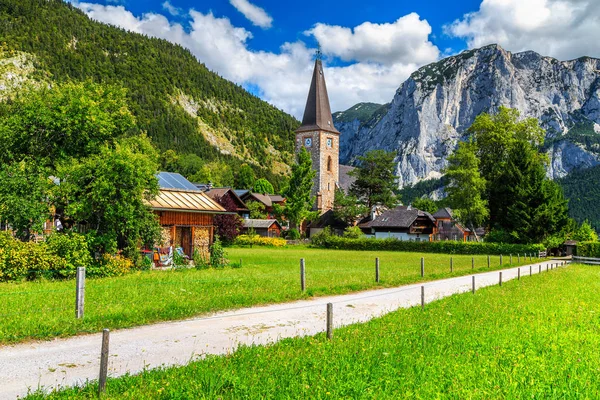 Impressionante campo verde e aldeia alpina com montanhas, Altaussee, Áustria — Fotografia de Stock