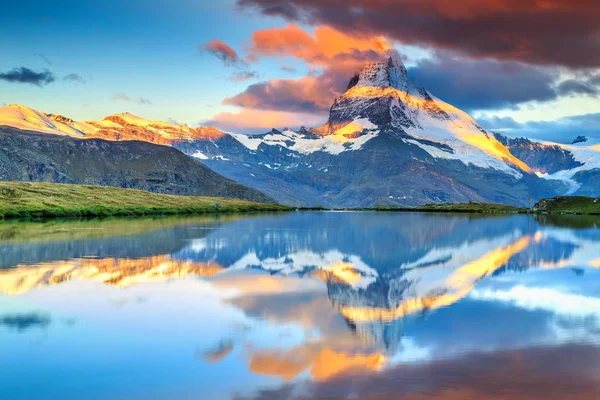 Increíble amanecer con el pico Matterhorn y el lago Stellisee, Valais, Suiza — Foto de Stock