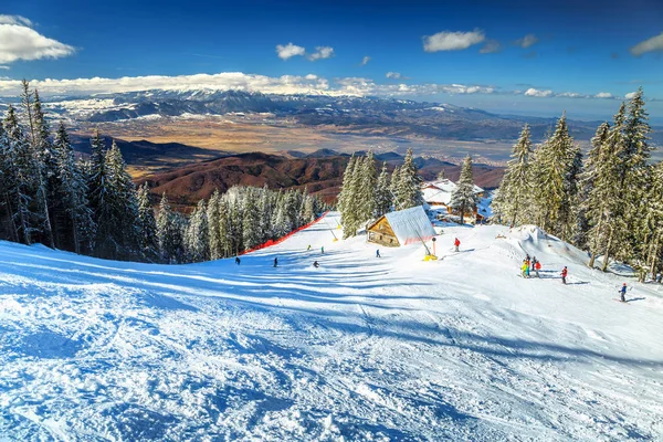 Spectaculaire ski-oord in de Karpaten, Poiana Brasov, Roemenië, Europa — Stockfoto