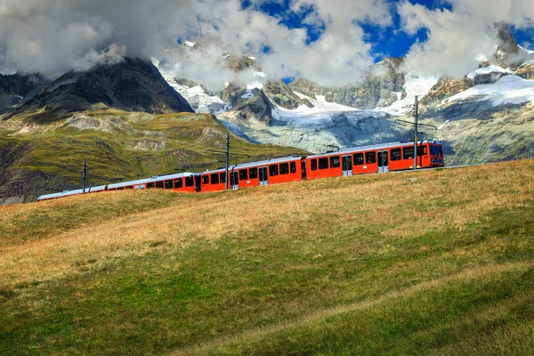 Comboio turístico elétrico com altas montanhas, Suíça, Europa — Fotografia de Stock
