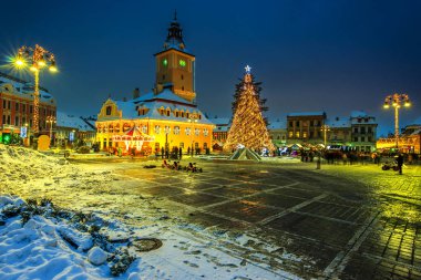 Noel pazarı şehir merkezinde, Brasov süslü ağacıyla