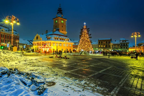 Weihnachtsmarkt mit geschmücktem Baum in der Innenstadt, Brasov — Stockfoto