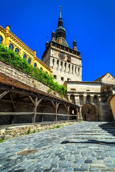 Famosa torre dell'orologio nel centro storico di Sighisoara, Transilvania, Romania — Foto Stock