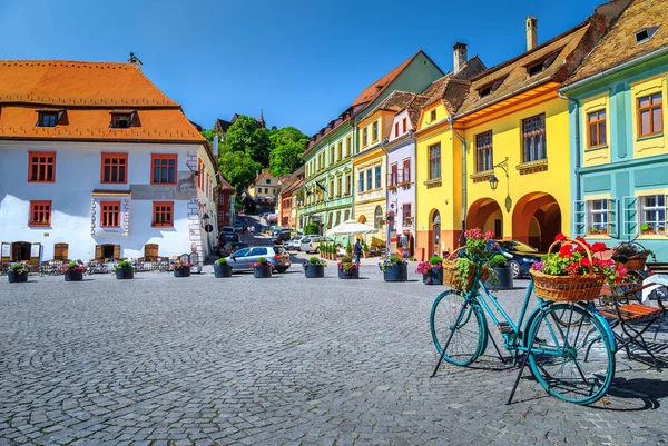 Ünlü Ortaçağ sokak cafe bar, Sighisoara, Transilvanya, Romanya, Europe — Stok fotoğraf