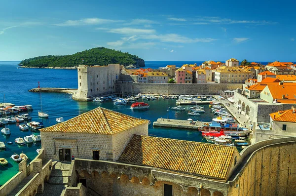 Ciudad vieja de Dubrovnik panorama con puerto, Croacia, Europa —  Fotos de Stock