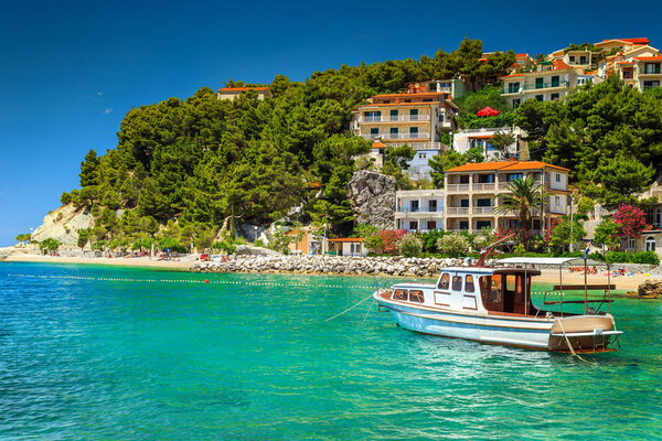 Роскошные дома с туристической лодкой в гавани, Брела, Далмация, Хорватия
 