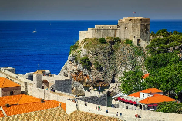 Alte Burg Dubrovnik mit spektakulärer Promenade, Kroatien, Europa — Stockfoto