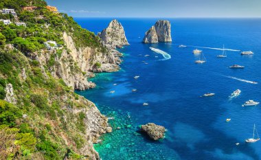 Çarpıcı Capri Adası, plaj ve Faraglioni kayalıkları, İtalya, Europe