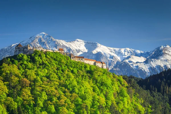 Cidadela medieval espetacular na cidade de Rasnov, região de Brasov, Transilvânia, Roménia — Fotografia de Stock