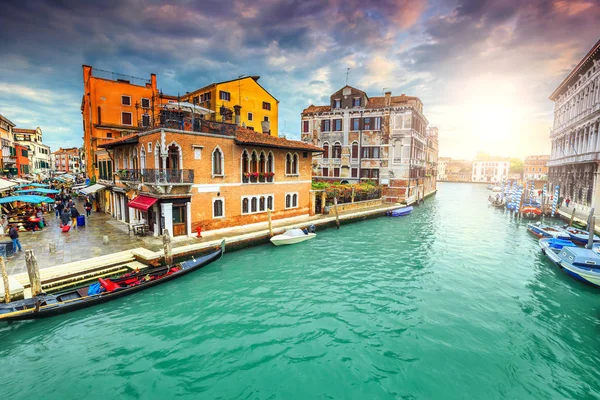 Espectacular canal con mercados, tiendas, góndolas en Venecia, Italia, Europa — Foto de Stock