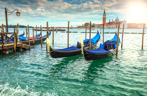 Atemberaubender sonnenaufgang mit gondeln hafen in venedig, italien, europa — Stockfoto