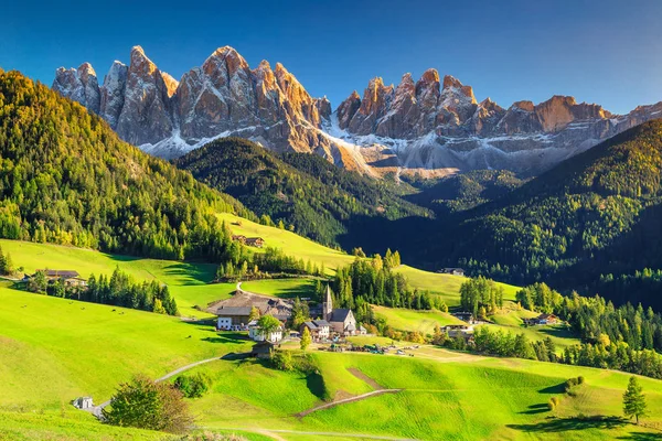 Fantastisk våren landskap med Santa Maddalena byn, Dolomiterna, Italien, Europa — Stockfoto