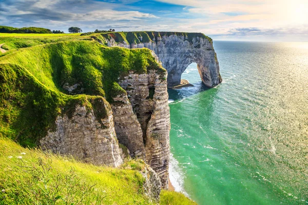 Increíble maravilla arco de roca natural, Etretat, Normandía, Francia —  Fotos de Stock