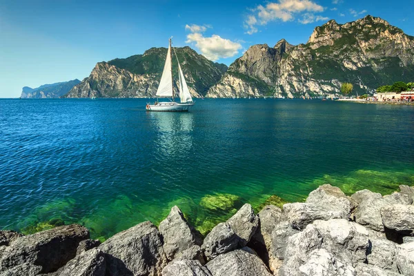 Fantastický letní krajiny, jezero Lago di Garda, Torbole letovisko, Itálie, Evropa — Stock fotografie