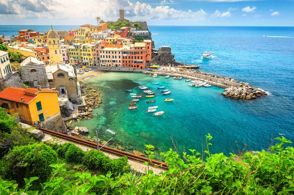 Increíble pueblo de Vernazza e impresionante amanecer, Cinque Terre, Italia, Europa —  Fotos de Stock