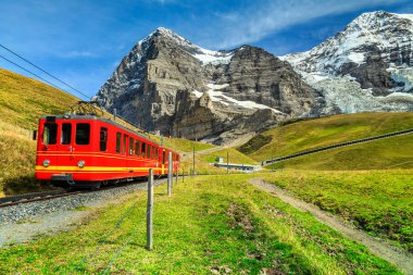 Elektrik turistik tren ve Eiger North face, Bernese Oberland, İsviçre