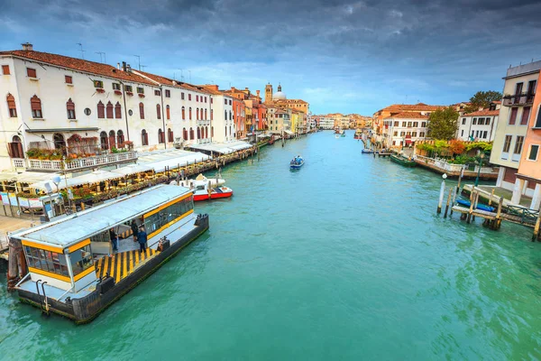 Espetacular canal com restaurante, hotéis, barcos em Veneza, Itália, Europa — Fotografia de Stock