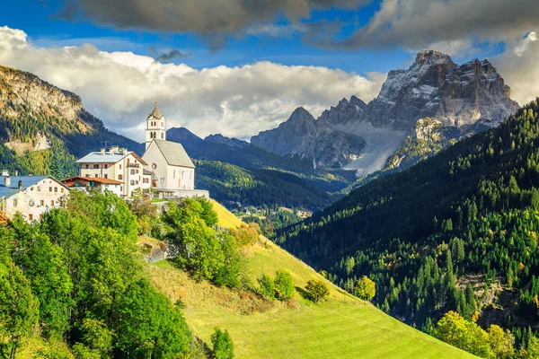 丘、ドロミテ、イタリアの教会で驚くほどの春の風景 — ストック写真