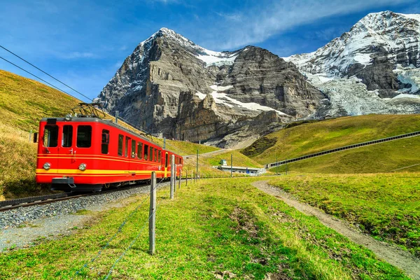 Comboio turístico elétrico e Eiger North face, Bernese Oberland, Suíça — Fotografia de Stock