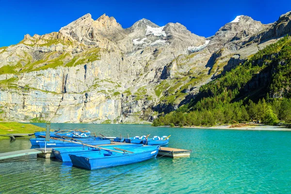 Magiczne jezioro alpejskie z wysokich gór i lodowców, Oeschinensee, Szwajcaria — Zdjęcie stockowe