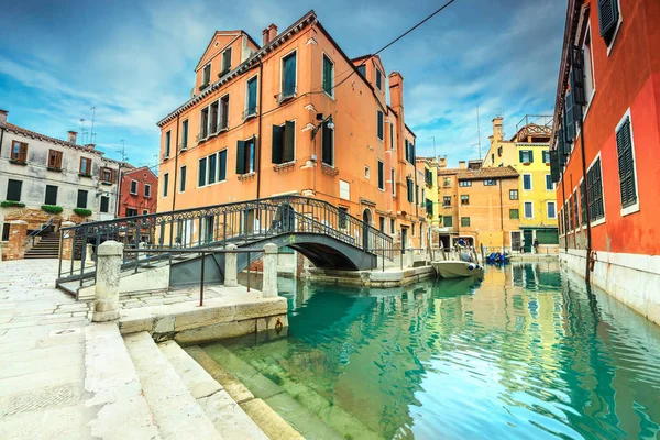 Typische venezianische Bauten mit engen Kanälen, Venedig, Italien, Europa — Stockfoto