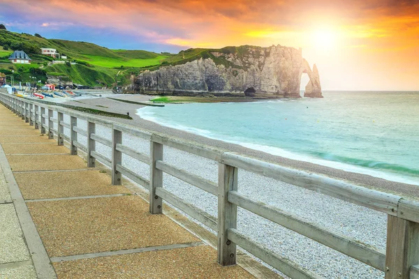 Espetacular praia de cascalho e mágico colorido pôr do sol Etretat, Normandia, França — Fotografia de Stock
