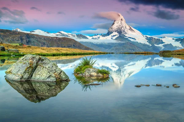 Colorido amanecer con pico Matterhorn y lago Stellisee, Valais, Suiza — Foto de Stock