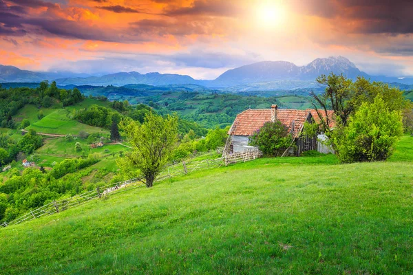 Niesamowity krajobraz lato w Transylwanii, Holbav, Rumunii, Europa — Zdjęcie stockowe