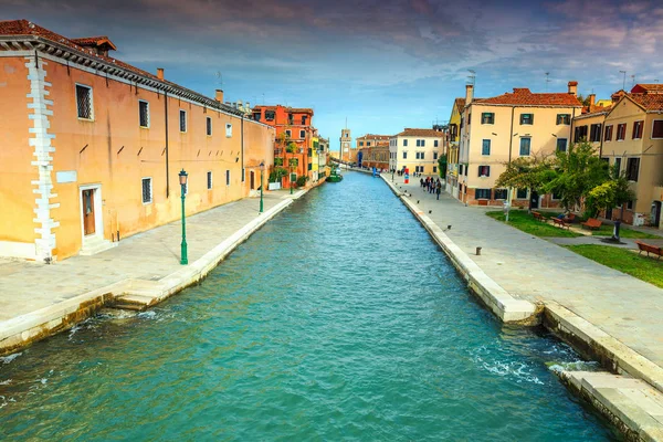 Espectacular canal estrecho con edificios antiguos en Venecia, Italia, Europa — Foto de Stock