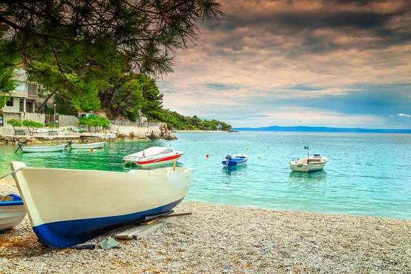 Baía maravilhosa com lanchas, Brela, região da Dalmácia, Croácia, Europa — Fotografia de Stock