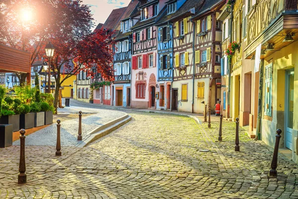 Fachadas de meia-madeira medievais coloridas com estrada pavimentada em Colmar — Fotografia de Stock