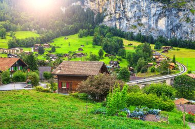 Yüksek kayalıklarla, Bernese Oberland, İsviçre, Europe ile muhteşem Lauterbrunnen şehir
