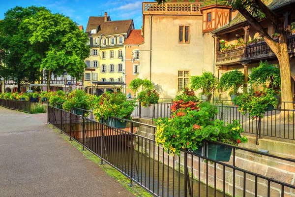 Strada magica con decorazione floreale colorata a Colmar, Francia, Europa — Foto Stock