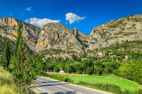 Famous Moustiers Sainte Marie village in Provence region, France, Europe — Stockfoto