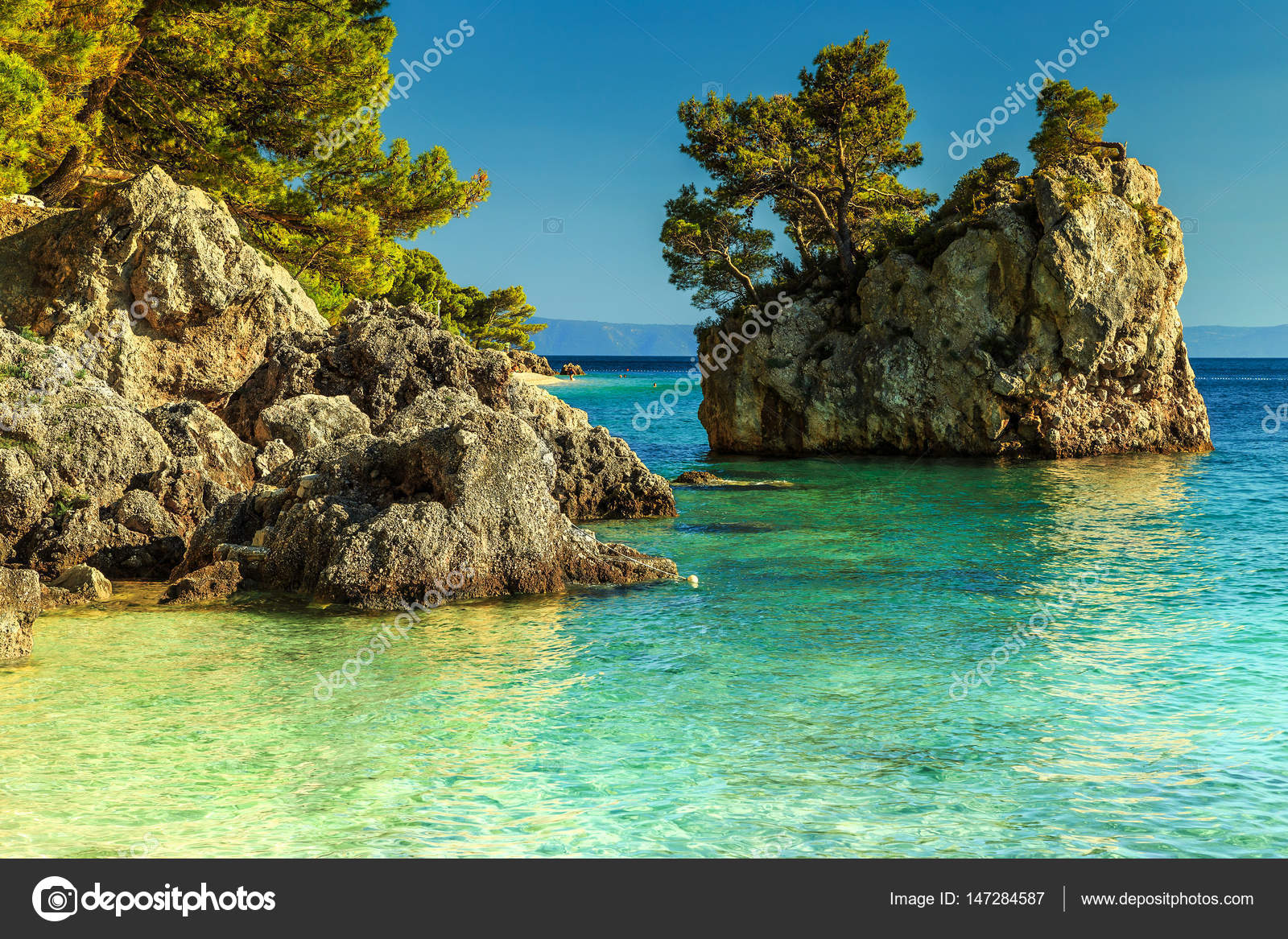 Playa rocosa con agua de mar cristalina, Brela, Dalmacia ...