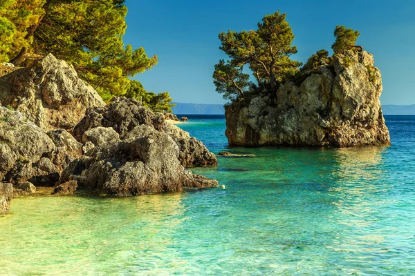 Orilla rocosa con agua de mar cristalina, Brela, Dalmacia, Croacia —  Fotos de Stock