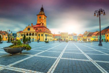 Ünlü şehir merkezi Konseyi kare Brasov, Transilvanya, Romanya