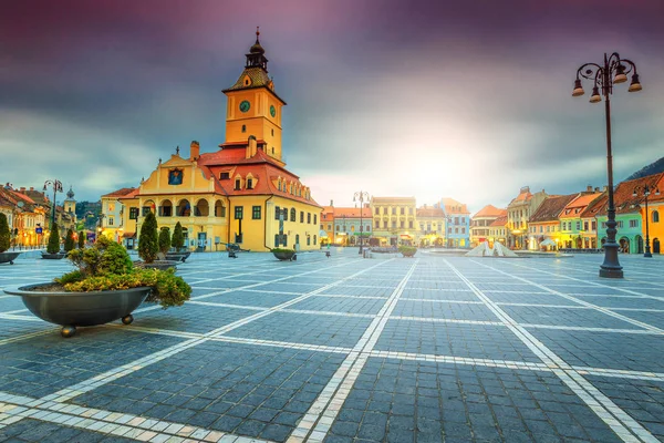 Famoso centro città con Piazza del Consiglio a Brasov, Transilvania, Romania — Foto Stock