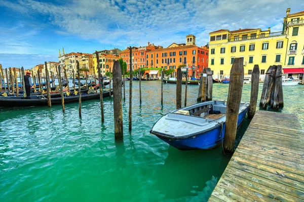 Canal Grande famoso com gôndolas em Veneza, Itália, Europa — Fotografia de Stock