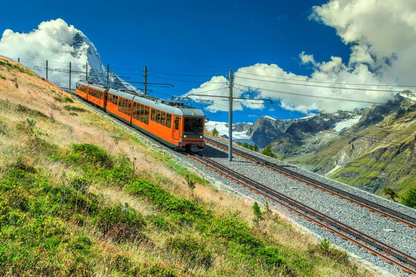 Comboio turístico elétrico e pico de Matterhorn perto de Zermatt, Suíça, Europa — Fotografia de Stock