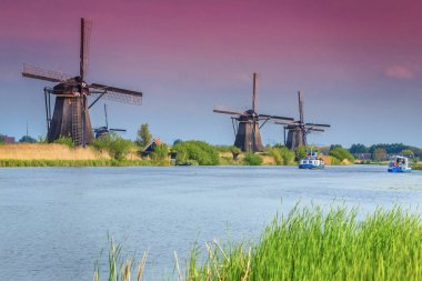 Doğal Müzesi renkli gün batımı, Hollanda, Europe ile muhteşem yel değirmenleri