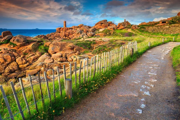 Kouzelné pobřeží Atlantského oceánu v Evropě regionu, Ploumanach, Francie, Bretaň — Stock fotografie