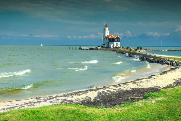 Wspaniałej plaży i latarni morskiej w Europie Marken, Holandia, — Zdjęcie stockowe