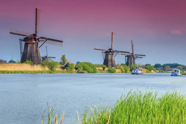 Látványos szélmalmok Kinderdijk Múzeumban a színes naplementére, Hollandia, Európa — Stock Fotó