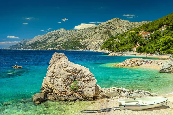 Spektakuläres Meer mit hohen Bergen im Hintergrund, brela, dalmatien, kroatien — Stockfoto